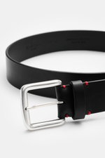 Close-up front-side view of Fausto Colato Gürtel schwarz made of fine black smooth leather with a brass pin buckle, one loop, and red stitching, width approx. 4 cm, highlighting exclusive Italian craftsmanship. <p>Highlight am Hosenbund: Exklusiver denn j