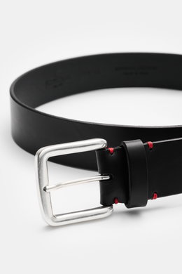 Close-up front-side view of Fausto Colato Gürtel schwarz made of fine black smooth leather with a brass pin buckle, one loop, and red stitching, width approx. 4 cm, highlighting exclusive Italian craftsmanship. <p>Highlight am Hosenbund: Exklusiver denn j