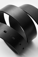 Close-up of Fausto Colato Gürtel schwarz showing smooth black leather and belt holes from a top angled perspective, highlighting craftsmanship.

Description: Highlight am Hosenbund: Exklusiver denn je präsentiert sich FAUSTO COLATO mit einem Gürtel der Ex