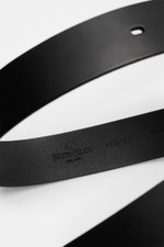 Close-up top-down view of the Fausto Colato Gürtel schwarz made of fine smooth black leather, showing embossed logo and size, highlighting its exclusive Italian craftsmanship. <p>Highlight am Hosenbund: Exklusiver denn je präsentiert sich FAUSTO COLATO mi