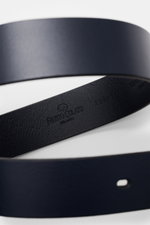 Fausto Colato Gürtel dark navy aus edlem Glattleder, ca. 4 cm breit, mit Dornschließe aus Messing, Detailfoto von oben.