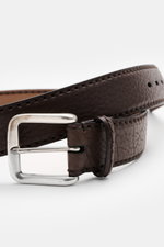 Close-up front perspective of Fausto Colato Gürtel Bisonleder dunkelbraun, a luxurious dark brown belt made of grained bison leather with a brass pin buckle and a single leather loop, crafted in authentic Made-in-Italy quality.