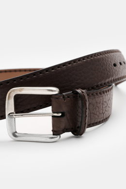 Close-up front perspective of Fausto Colato Gürtel Bisonleder dunkelbraun, a luxurious dark brown belt made of grained bison leather with a brass pin buckle and a single leather loop, crafted in authentic Made-in-Italy quality.