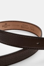 Close-up side view of Fausto Colato Gürtel Bisonleder dunkelbraun showing textured dark brown grained bison leather and inner markings.

Nicht nur äußerst praktisch, sondern auch noch extrem luxuriös ist dieser Gürtel aus genarbtem Bisonleder von FAUSTO C