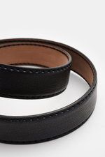 Fausto Colato Gürtel Bisonleder schwarz shown in close-up from a side angle, made of textured black bison leather with brown inner lining, brass pin buckle, one loop, and crafted in Italy with high-quality stitching. Not only extremely practical but also 