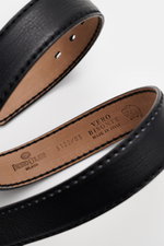 Close-up view of the Fausto Colato Gürtel Bisonleder schwarz showing its black grained bison leather exterior and tan interior with branding, made in Italy, brass buckle, and one loop, photographed from above.