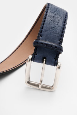 Fausto Colato Gürtel Bisonleder dunkelblau shown from a close-up front angle, featuring grained bison leather, brass pin buckle, one loop, and Made in Italy quality.