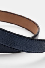Close-up front-angle view of the Fausto Colato Gürtel Bisonleder dunkelblau, showing its textured dark blue grained bison leather with neat stitching and tan leather inner side. Nicht nur äußerst praktisch, sondern auch noch extrem luxuriös ist dieser Gür