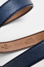 Close-up top view of the Fausto Colato Gürtel Bisonleder dunkelblau, a luxurious dark blue belt made from grained bison leather with brass buckle, single loop, and Made in Italy quality. 

<p>Nicht nur äußerst praktisch, sondern auch noch extrem luxuriös 