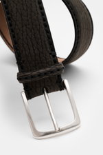 Close-up front view of the Fausto Colato Gürtel Bisonleder dunkelbraun showing soft, grained dark brown bison leather, brass prong buckle, and a leather loop, made in Italy. <p>Nicht nur äußerst praktisch, sondern auch noch extrem luxuriös ist dieser Gürt