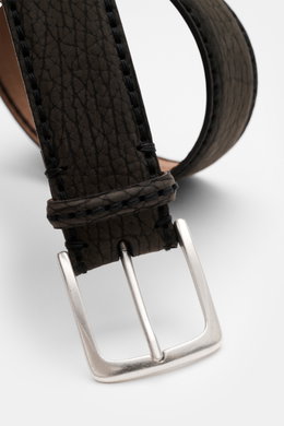 Close-up front view of the Fausto Colato Gürtel Bisonleder dunkelbraun showing soft, grained dark brown bison leather, brass prong buckle, and a leather loop, made in Italy. <p>Nicht nur äußerst praktisch, sondern auch noch extrem luxuriös ist dieser Gürt