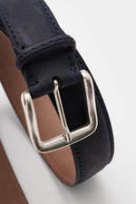 Close-up front view of the Fausto Colato Gürtel Antilopenleder navy belt showing fine grain navy kudu leather, brass pin buckle, and a leather loop, luxuriöses Understatement von FAUSTO COLATO: gefertigt aus feinstem Kudu-Antilopenleder lässt sich das edl