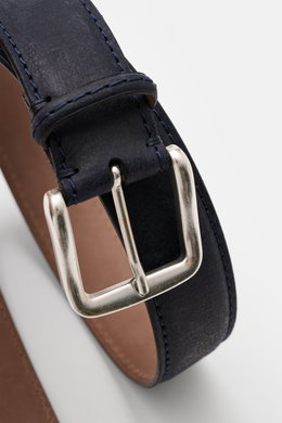 Close-up front view of the Fausto Colato Gürtel Antilopenleder navy belt showing fine grain navy kudu leather, brass pin buckle, and a leather loop, luxuriöses Understatement von FAUSTO COLATO: gefertigt aus feinstem Kudu-Antilopenleder lässt sich das edl