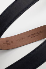 Close-up top view of Fausto Colato Gürtel Antilopenleder navy showing fine navy kudu antelope leather texture and brown inner side with brand and material details.

<p>Luxuriöses Understatement von FAUSTO COLATO: gefertigt aus feinstem Kudu-Antilopenleder