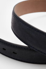 Close-up angled view of Fausto Colato Gürtel Antilopenleder navy belt showing fine grain navy kudu antelope leather, brass prong buckle, and single loop.

Description: <p>Luxuriöses Understatement von FAUSTO COLATO: gefertigt aus feinstem Kudu-Antilopenle