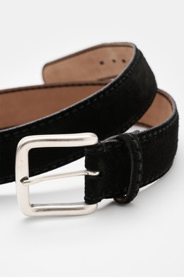 Close-up front-side view of the Fausto Colato Veloursledergürtel schwarz, a black suede leather belt with brass pin buckle and a loop, crafted in Italy. <p>Feinste Qualität von FAUSTO COLATO: mit einem Gürtel der Extraklasse, gefertigt in Italien aus edle