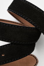 Close-up top-down view of the Fausto Colato Veloursledergürtel schwarz, showcasing fine black suede leather with detailed stitching and a brass buckle loop.

Description: <p>Feinste Qualität von FAUSTO COLATO: mit einem Gürtel der Extraklasse, gefertigt i