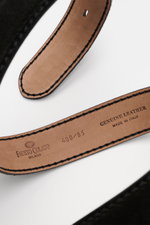 Close-up top-down view of the inside of the Fausto Colato Veloursledergürtel schwarz, showing fine stitching and leather quality.  
<p>Feinste Qualität von FAUSTO COLATO: mit einem Gürtel der Extraklasse, gefertigt in Italien aus edlem Veloursleder, sind 