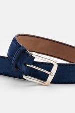 Close-up side view of Fausto Colato Veloursledergürtel dunkelblau in dark blue suede with brass buckle and loop, showing fine stitching and soft leather interior. Feinste Qualität von FAUSTO COLATO: mit einem Gürtel der Extraklasse, gefertigt in Italien a
