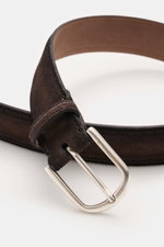 Close-up front angle of Fausto Colato Gürtel dunkelbraun made of dark brown velour leather with soft texture, brass buckle, and practical loop.

<p>Luxuriöser Akzent in hochwertiger Leder-Ausführung: Beweisen Sie mit dem zeitlosen Gürtel aus samtigem Velo