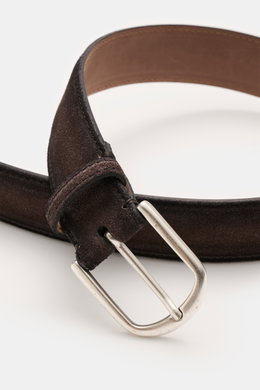 Close-up front angle of Fausto Colato Gürtel dunkelbraun made of dark brown velour leather with soft texture, brass buckle, and practical loop.

<p>Luxuriöser Akzent in hochwertiger Leder-Ausführung: Beweisen Sie mit dem zeitlosen Gürtel aus samtigem Velo