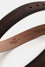 Close-up view of the Fausto Colato Gürtel dunkelbraun showing the inner leather side with brand logo and size details, highlighting luxurious suede leather.

<p>Luxuriöser Akzent in hochwertiger Leder-Ausführung: Beweisen Sie mit dem zeitlosen Gürtel aus 