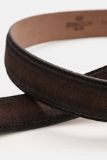 Close-up angled view of the Fausto Colato Gürtel dunkelbraun, featuring soft dark brown velour leather with fine stitching.

<p>Luxuriöser Akzent in hochwertiger Leder-Ausführung: Beweisen Sie mit dem zeitlosen Gürtel aus samtigem Veloursleder von FAUSTO 
