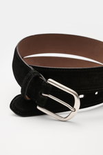 Close-up front-side view of the Fausto Colato Gürtel schwarz, a luxurious black suede leather belt with a soft touch, brass buckle, and practical loop.

Description: <p>Luxuriöser Akzent in hochwertiger Leder-Ausführung: Beweisen Sie mit dem zeitlosen Gür
