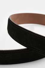 Close-up front angled view of Fausto Colato Gürtel schwarz, a luxurious black suede leather belt with soft touch, brass buckle, and practical loop.

Description: <p>Luxuriöser Akzent in hochwertiger Leder-Ausführung: Beweisen Sie mit dem zeitlosen Gürtel 