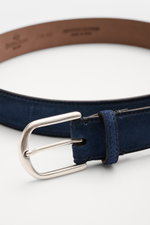 Close-up front-side view of Fausto Colato Gürtel navy in soft navy velour leather with brass buckle and practical loop, showing luxurious texture.

Description: <p>Luxuriöser Akzent in hochwertiger Leder-Ausführung: Beweisen Sie mit dem zeitlosen Gürtel a