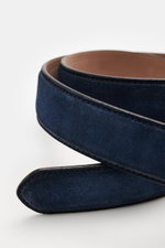 Close-up side view of Fausto Colato Gürtel navy, a luxurious navy blue suede leather belt with soft texture and fine stitching.

<p>Luxuriöser Akzent in hochwertiger Leder-Ausführung: Beweisen Sie mit dem zeitlosen Gürtel aus samtigem Veloursleder von FAU