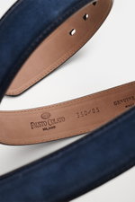 Close-up top-down view of the Fausto Colato Gürtel navy showing soft navy velour leather and smooth brown inner lining with logo.

Description: <p>Luxuriöser Akzent in hochwertiger Leder-Ausführung: Beweisen Sie mit dem zeitlosen Gürtel aus samtigem Velou