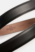 Close-up top-down view of the Fausto Colato Gürtel schwarz featuring smooth black leather and visible inner tan leather stamped with branding and size.

<p>Highlight am Hosenbund: Exklusiver denn je präsentiert sich FAUSTO COLATO mit einem Gürtel der Extr