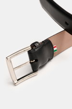Fausto Colato Gürtel schwarz shown from a close-up side angle featuring a solid brass buckle, smooth black leather, and an Italian flag detail inside the strap. Highlight am Hosenbund: Exklusiver denn je präsentiert sich FAUSTO COLATO mit einem Gürtel der