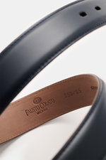 Close-up angled view of Fausto Colato Gürtel navy showing smooth navy leather exterior and brown leather interior stamped with brand details. <p>Highlight am Hosenbund: Exklusiver denn je präsentiert sich FAUSTO COLATO mit einem Gürtel der Extraklasse, in