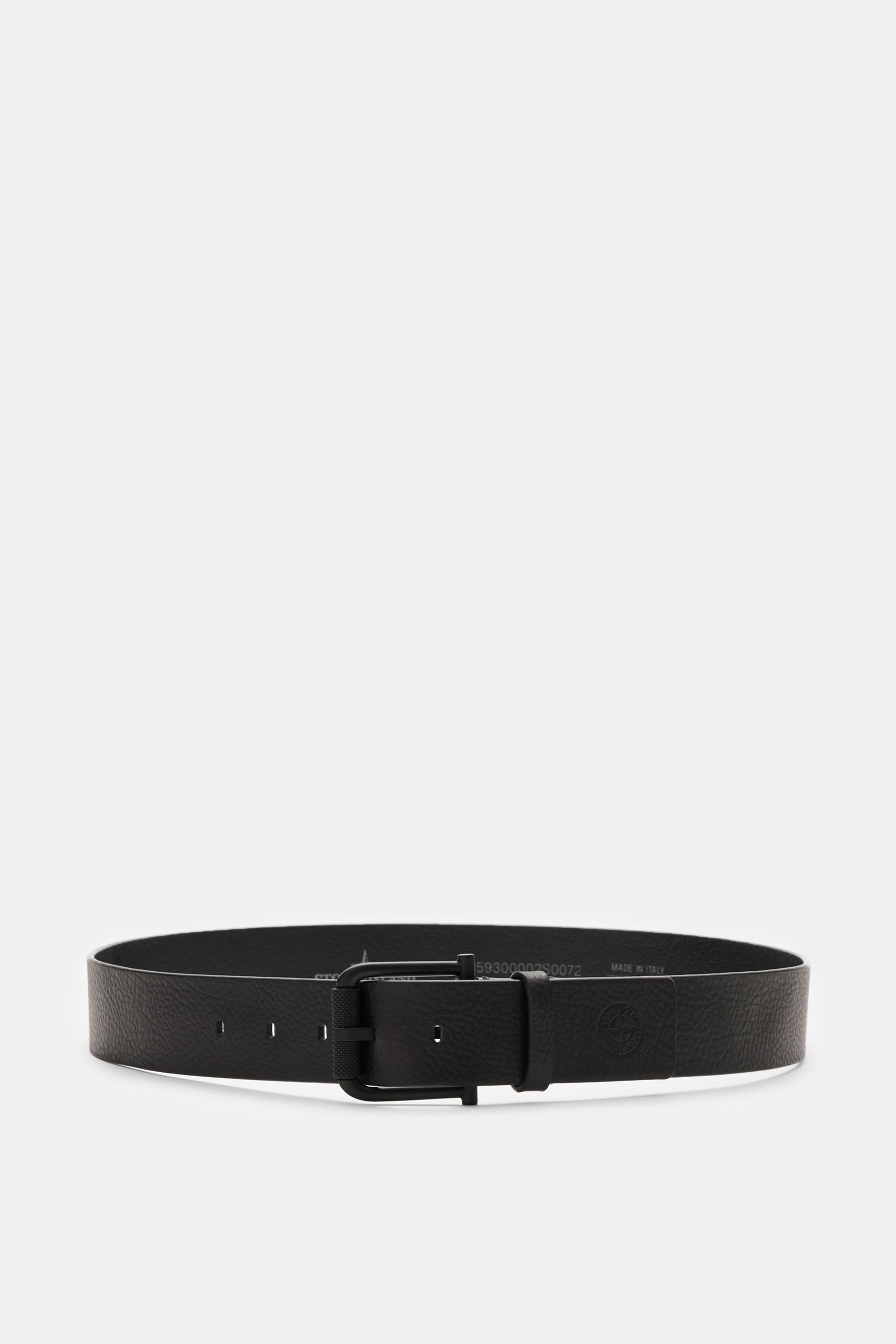 Stone Island Belt black shown from the front, elegant cowhide with characteristic grain, matt black pin buckle, one loop, STONE ISLAND embossed logo, small woven label, made in Italy, width 4 cm.
