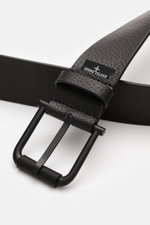 Stone Island Belt black shown from a close-up top angle, featuring elegant cowhide with characteristic grain, matt black pin buckle, one loop, STONE ISLAND embossed logo, small woven label, made in Italy, width 4 cm.