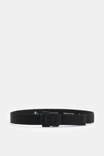 Stone Island Gürtel schwarz shown from front, black woven belt with matte rubberized metal buckle featuring iconic compass motif. This woven belt by Stone Island is a stylish everyday companion with features: high-quality microfiber, continuously adjustab