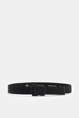Stone Island Gürtel schwarz shown from front, black woven belt with matte rubberized metal buckle featuring iconic compass motif. This woven belt by Stone Island is a stylish everyday companion with features: high-quality microfiber, continuously adjustab