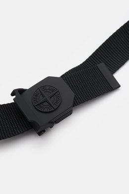 Close-up, angled top view of Stone Island Gürtel schwarz with woven black microfiber strap and matte black rubberized metal buckle featuring iconic compass logo.

<p>Dieser gewebte Gürtel von STONE ISLAND ist mit seiner gummierten mattschwarzen Koppelschl