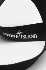 Close-up view of the Stone Island Gürtel schwarz showing the woven black microfiber belt with the white iconic compass logo printed, photographed from a side angle.

<p>Dieser gewebte Gürtel von STONE ISLAND ist mit seiner gummierten mattschwarzen Koppels