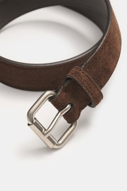 The Row Veloursledergürtel dunkelbraun in Nahaufnahme von schräg oben, edles Veloursleder, Dornschließe aus Messing, Durchzugschlaufe, ca. 2,5 cm breit, Made in Italy.