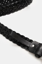 Close-up top-down view of Ami Paris Braided belt black, showing braided smooth leather, silver prong buckle, pull-through loop with logo, approx. 3 cm wide. 

<p>Timeless accessory: The braided belt from AMI PARIS proves to be a versatile essential for st