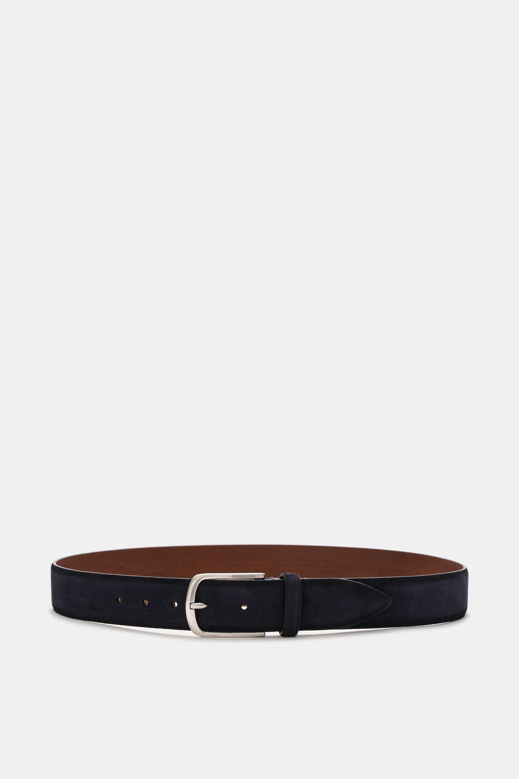 Veneta Cinture Gürtel navy aus geschmeidigem Veloursleder mit leichtem Farbverlauf, Dornschließe Messing, Durchzugschlaufe, 3,5 cm breit, Made in Italy, frontal fotografiert.