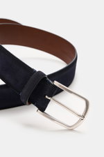 Veneta Cinture Gürtel navy aus geschmeidigem Veloursleder mit leichtem Farbverlauf, Dornschließe aus Messing, Durchzugschlaufe, 3,5 cm breit, Made in Italy, Nahaufnahme seitlich.