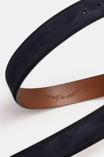 Veneta Cinture Gürtel navy aus geschmeidigem Veloursleder mit leichtem Farbverlauf, Messing-Dornschließe, Durchzugschlaufe, 3,5 cm breit, Made in Italy, Nahaufnahme von innen und außen.