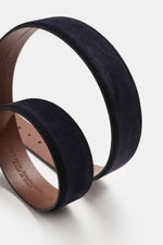 Veneta Cinture Gürtel navy aus geschmeidigem Veloursleder mit leichtem Farbverlauf, Dornschließe aus Messing, einer Durchzugschlaufe, Breite 3,5 cm, Made in Italy, Nahaufnahme der Oberseite und Innenseite aus schräger Perspektive.
