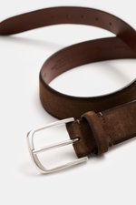 Veneta Cinture Gürtel braun aus geschmeidigem Veloursleder mit leichtem Farbverlauf, Dornschließe aus Messing, Durchzugschlaufe, 3,5 cm breit, Made in Italy, seitlich fotografiert.