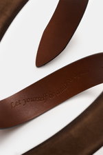 Veneta Cinture Gürtel braun, Detailaufnahme von der Oberseite, geschmeidiges Veloursleder, leichter Farbverlauf, Dornschließe aus Messing, eine Durchzugschlaufe, Breite 3,5 cm, Made in Italy.