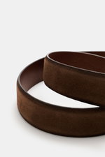 Veneta Cinture Gürtel braun aus geschmeidigem Veloursleder mit leichtem Farbverlauf, Dornschließe Messing, Durchzugschlaufe, Breite 3,5 cm, Made in Italy, Nahaufnahme spiralförmig von oben.